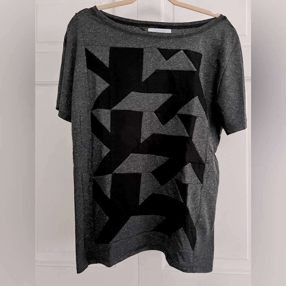 Women's Aus/Karu Black and Gray Modern Graphic “three lions” T-Shirt Size Large